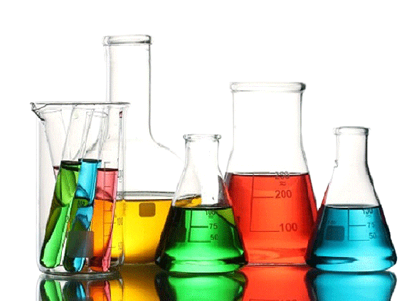 Productos químicos finos de colores dentro de probetas en laboratorio